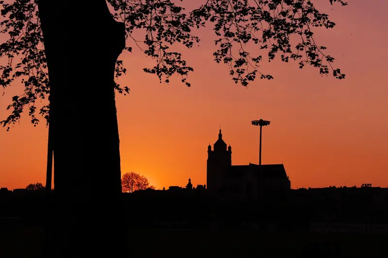 Silhouette d'une église au coucher du soleil